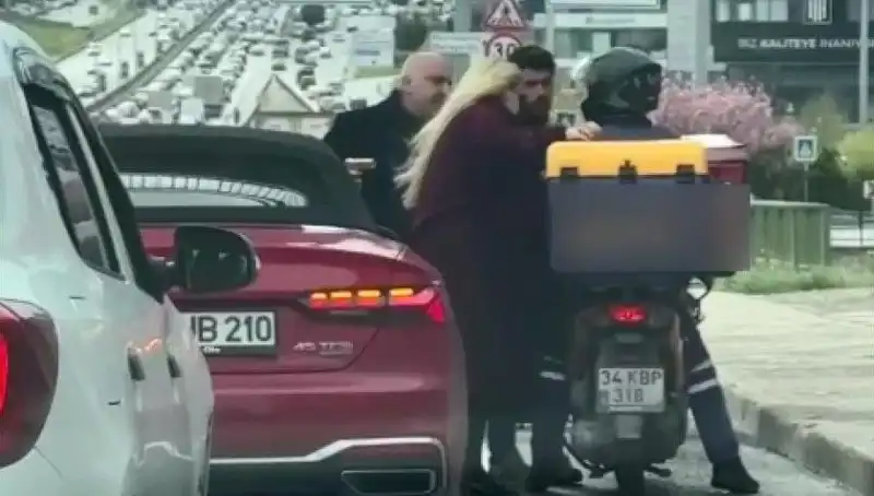 D-100 Karayolu'nda Motokuryeye Silah Çeken Adamın Korkunç Anları
