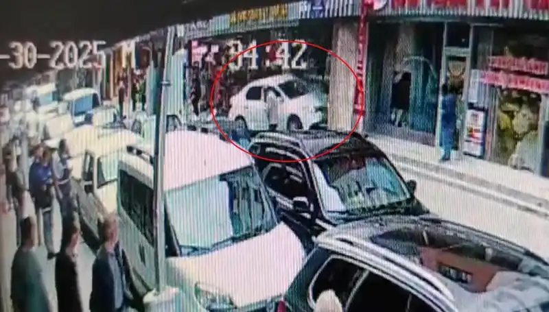Alkollü Sürücü Mağazaya Daldı! İki Çocuk Çoğu Yüreği Alev Alev Yaktı