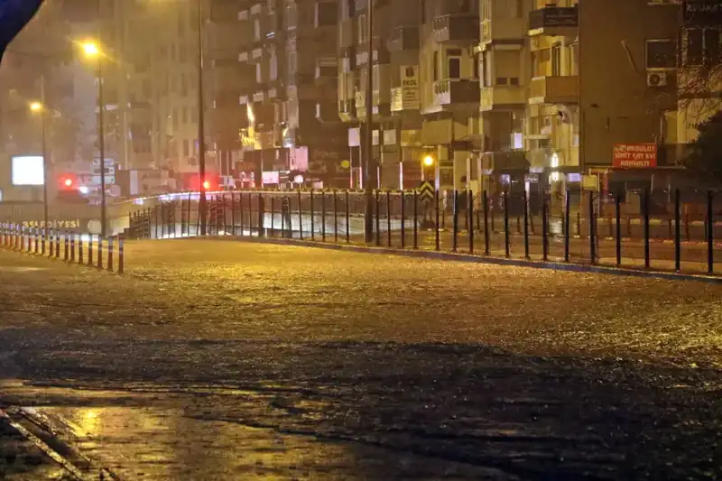 Antalya'da Yağışlar Sonrası Yolculuklar Kâbusa Döndü: Araçlar Mahsur Kaldı