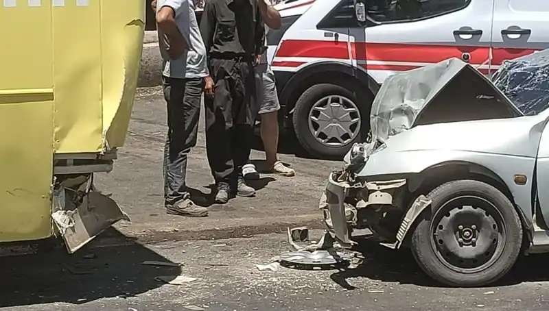 Halk Otobüsü ile Otomobil Çarpıştı: Olay Yeri Korku Dolu Anlara Sahne Oldu