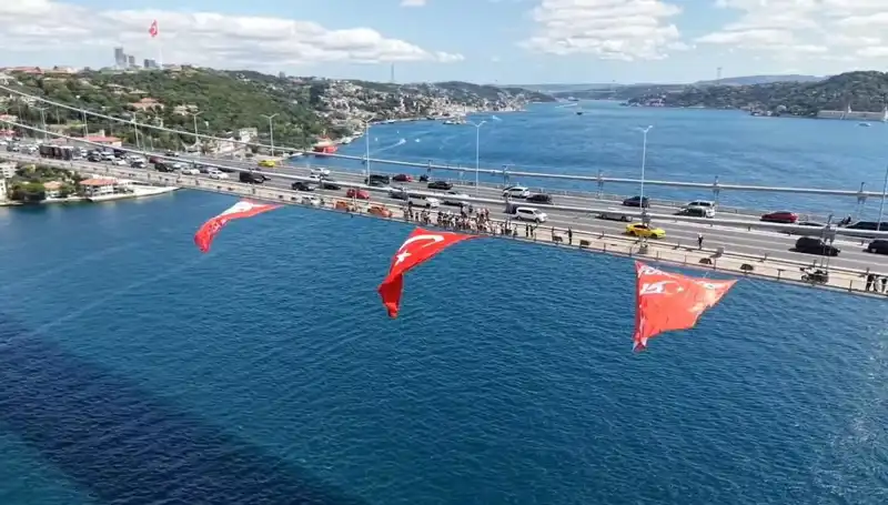 Türk Bayrağı ile Donatılan Köprü: Eşsiz Bir Kutlama