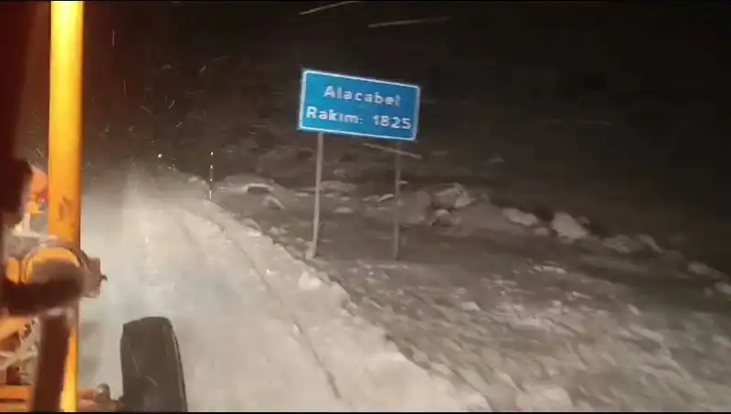 Antalya'da Kar Sürprizi: Yerli ve Yabancı Turistler Şaşkın!