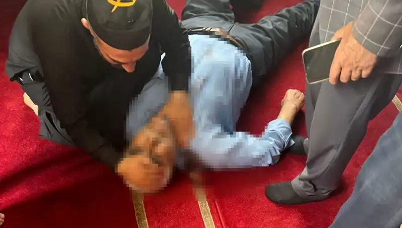 Camide Namaz Kılarken Bıçaklanan Adamın Hikayesi ve Sorular