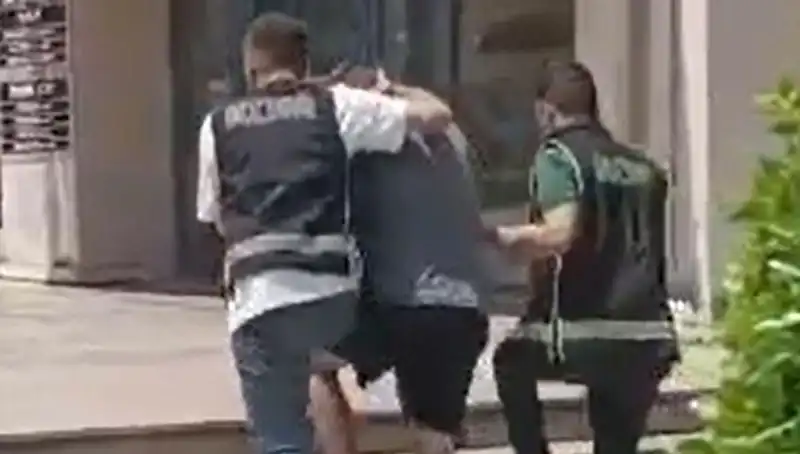 Sahte Dolarla Alışveriş Yapan Turist Sınır Dışı Edildi: Olay Ne Anlama Geliyor?