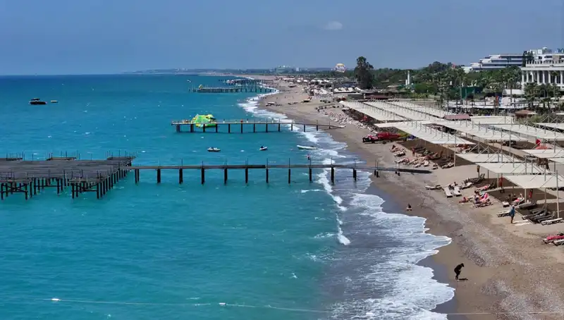Antalya Sahillerinde Güneşli Hava: Yaz Tatili İçin En İyi Zaman Geldi