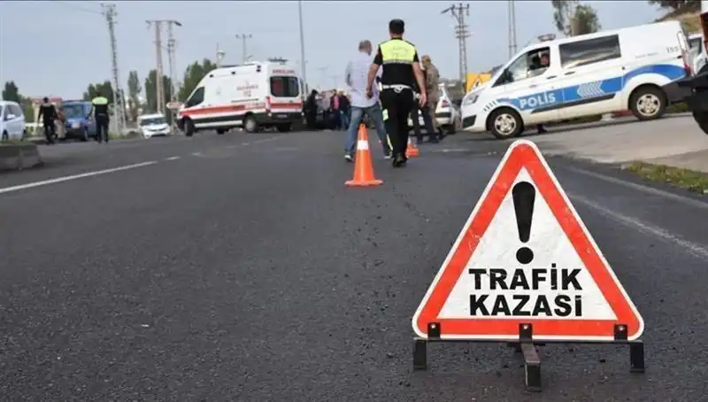 Antalya'da Otomobil Kazası: Kanalda Devrilen Araçta İki Kişi Yaralandı
