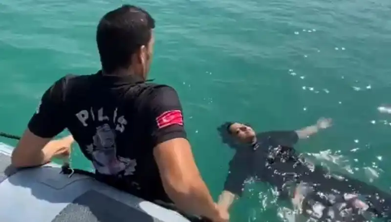 Baraj Gölünde Tehlikeli Anlar: Gemi Adamları Bir Kadını Kurtardı