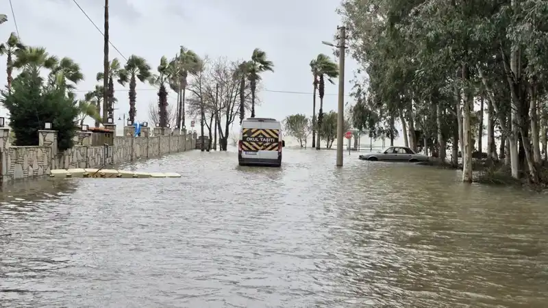 Göl Taşması Sonucu İlçede Su Baskınları! Arabalar ve Evler Tehlikede