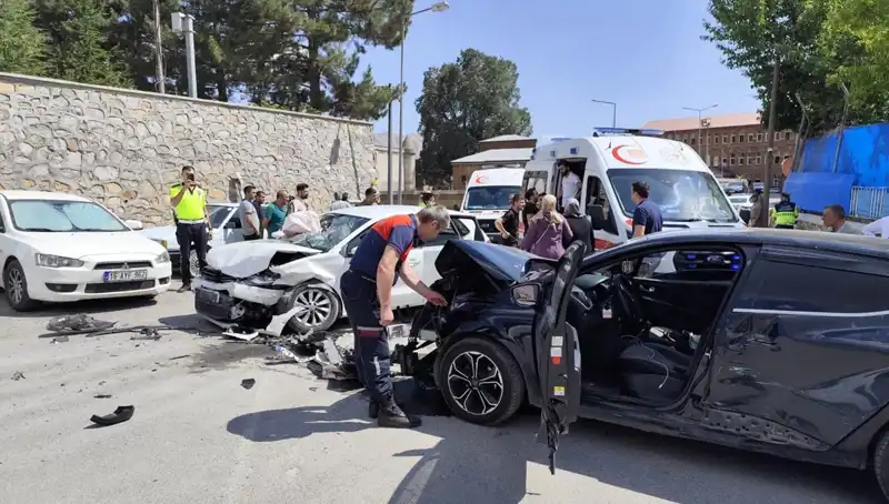 Bitlis'te Trafik Kazası: 10 Yaralının Bulunduğu Çarpışma Korkuttu