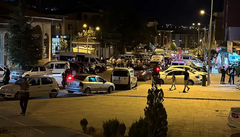İki Ailenin Kavgası Sokağı Kanlı Hale Getirdi: 1 Ağır Yaralı