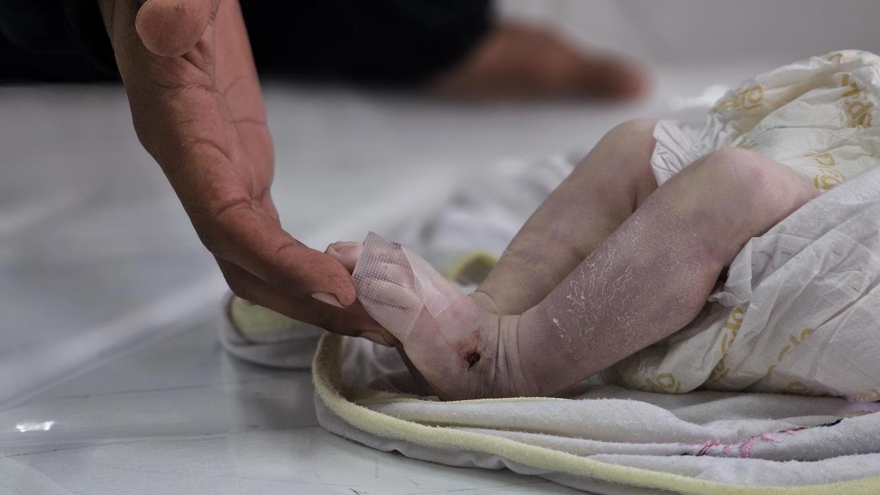 Gazze'de Çocukları İçin Nöbet Tutuyorlar