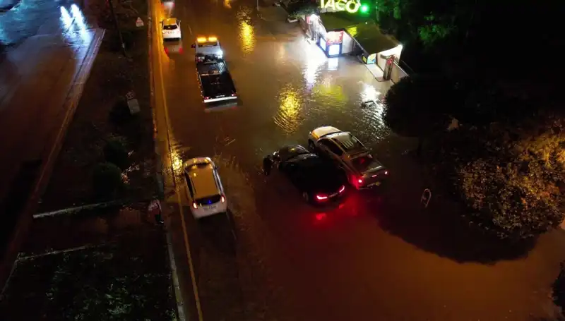 Adana'da Beklenmedik Sağanak Yağış: Cadde ve Yollar Sular Altında Kaldı