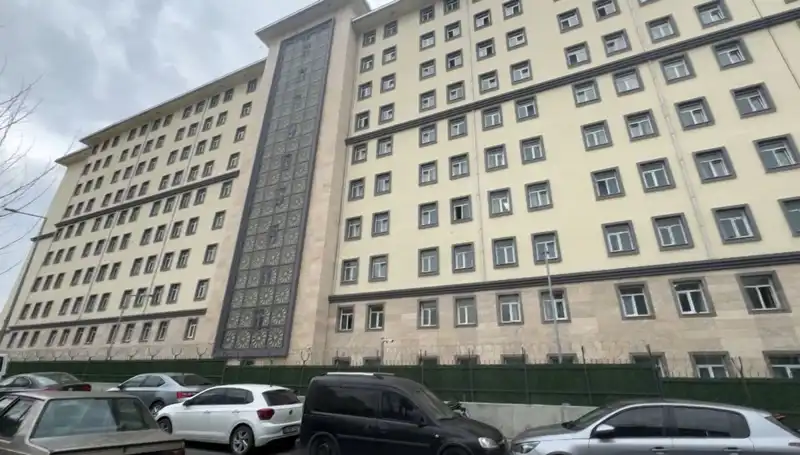 Kız Öğrenci Yurdunda Şok Olay: Takip Edilen Genç, Odalar Arasında Kaçış Peşinde!