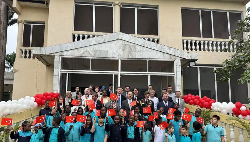 Kamerun’da Renkli ve Coşkulu Bir Ulusal Egemenlik ve Çocuk Bayramı Kutlaması