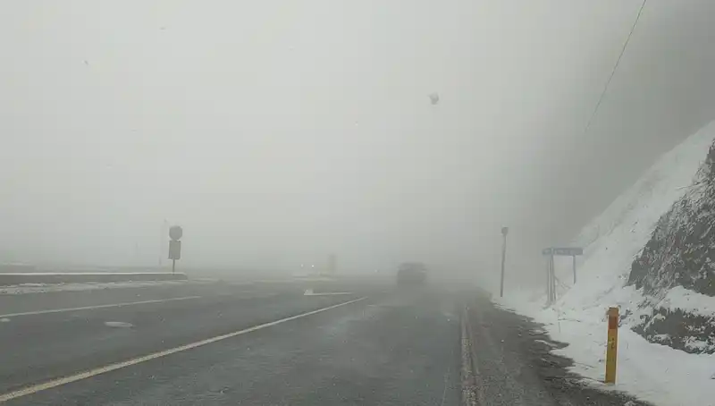 Bolu Dağı'nda Kar ve Sis Ulaşımı Zorlaştırıyor: Seyahat Planlarınızı Gözden Geçirin