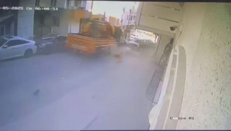 Kontrolden Çıkan Vinç, Çok Sayıda Araca Çarparak Durabildi