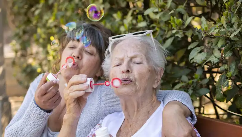 100 Yaşındaki İki Kadın Uzun Yaşamanın Gerçek Sırrını Açıkladı