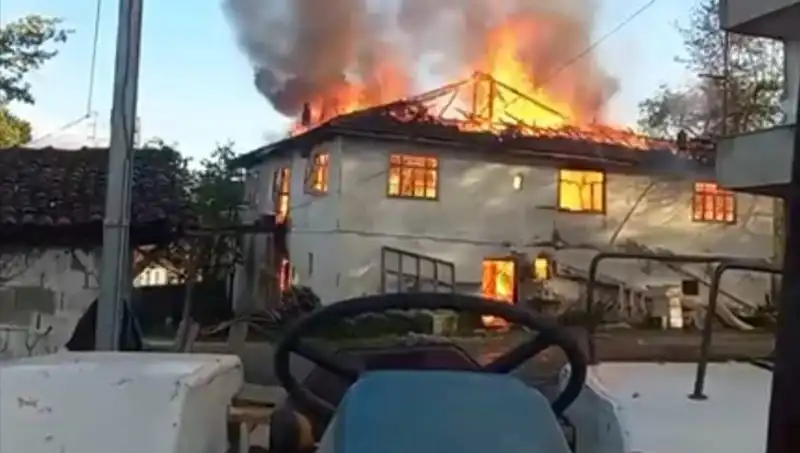 İki Katlı Evdeki Yangında Maddi Hasar Korkutucu Boyutlara Ulaştı