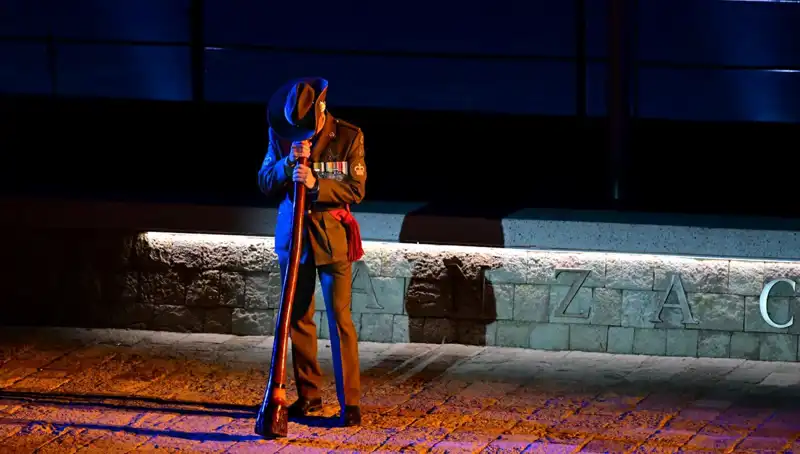 Anzak Koyu'nda Duygusal Şafak Ayini: Hatıralar Tazelendi