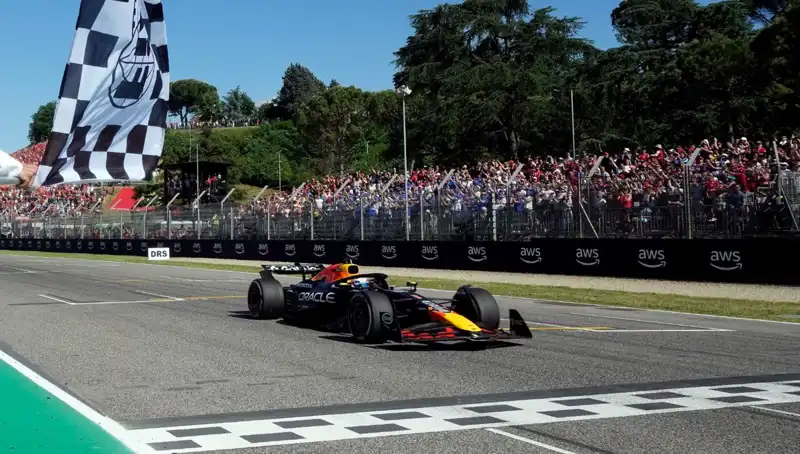 Formula 1 Tutkunları Monako'yu Kucaklıyor: Yılın En Heyecan Verici Yarışı!