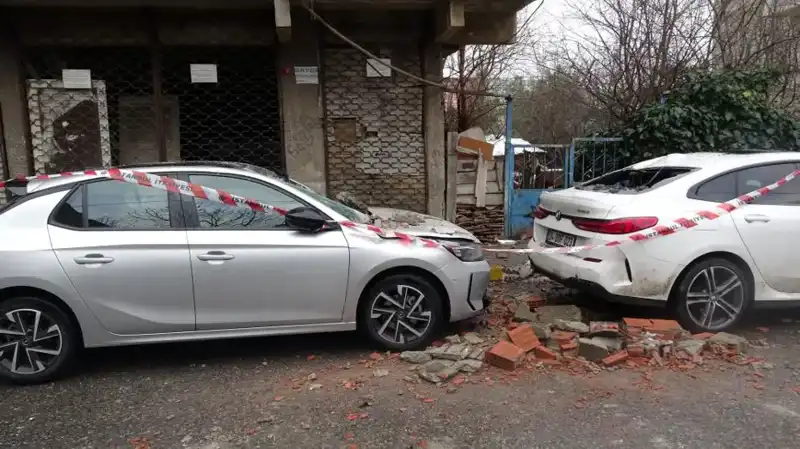 İstanbul’da Dört Katlı Bina Balkonu Koptu: O Anlarda Neler Oldu?