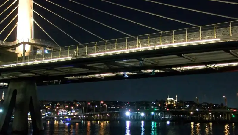 Metro Köprüsünden Denize Düşen Kişi İçin Arama Kurtarma Operasyonu Başlatıldı
