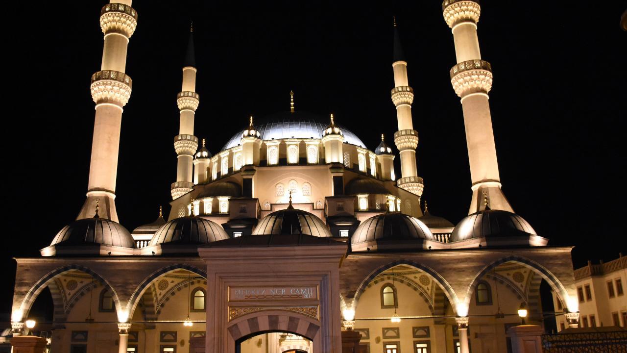 Müslümanlar için manevi bir başlangıç: Regaip Kandili'nde ibadetler artacak