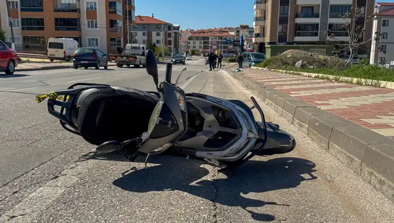 Uşak'ta Trafik Faciası: Hafif Ticari Araç ile Motosiklet Çarpıştı, 1 Kişi Hayatını Kaybetti