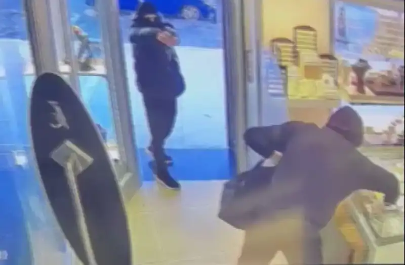 Ümraniye'de Soğuk Kanlı Soygun Girişimi: Maskeli Şahısların Korku Dolu Anları