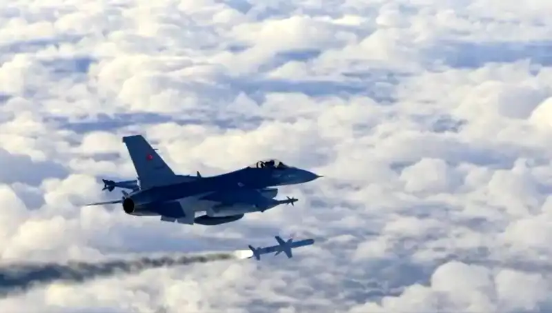F-16 EDPOD: Gökyüzünün Yeni Askeri Gözdesi Tüm Testleri Geçti