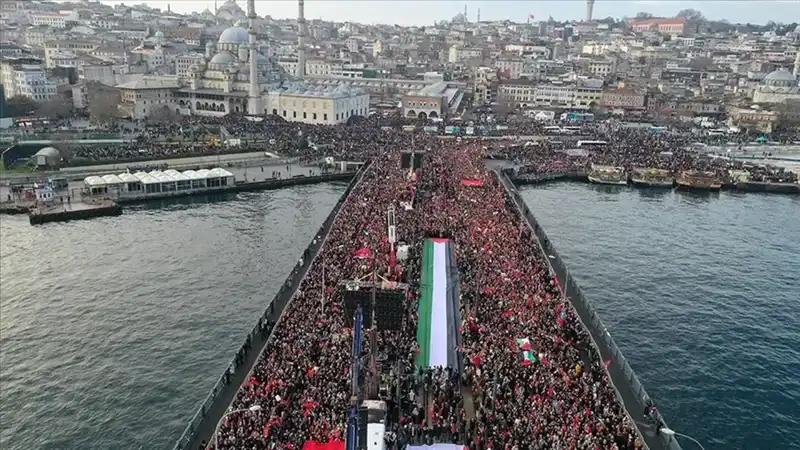 On Binler Galata Köprüsü’nde: Gazze İçin Tek Yürek Olunuyor!