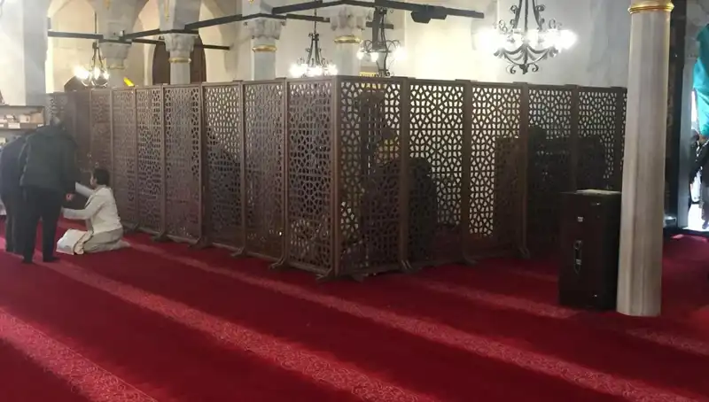 Kadın-Erkek Yan Yana Teravih Namazı: İddialar ve Gerçekler