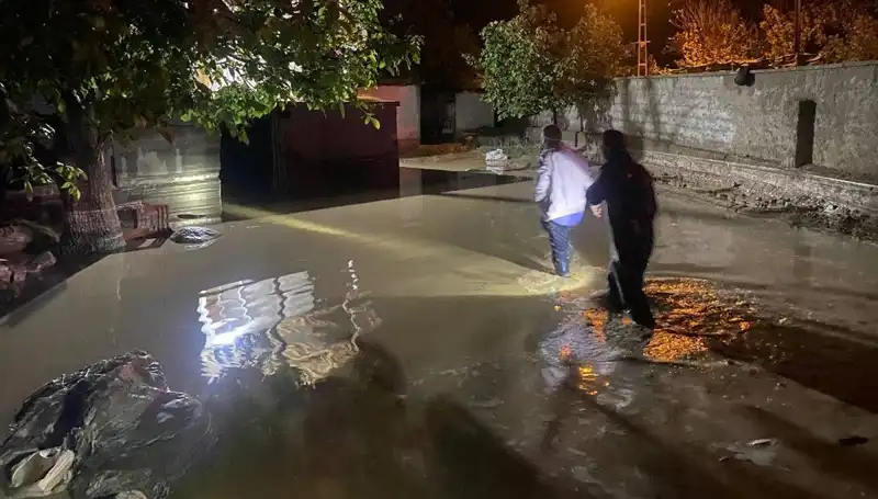 20 Dakikalık Yağışın Felaketi: 1 Ev Çöktü, 3 Ev Boşaltıldı!