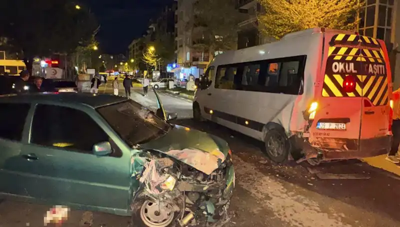İstanbul'da Feci Kaza: Otomobil Servis Minibüsüne Çarptı, 6 Kişi Yaralandı