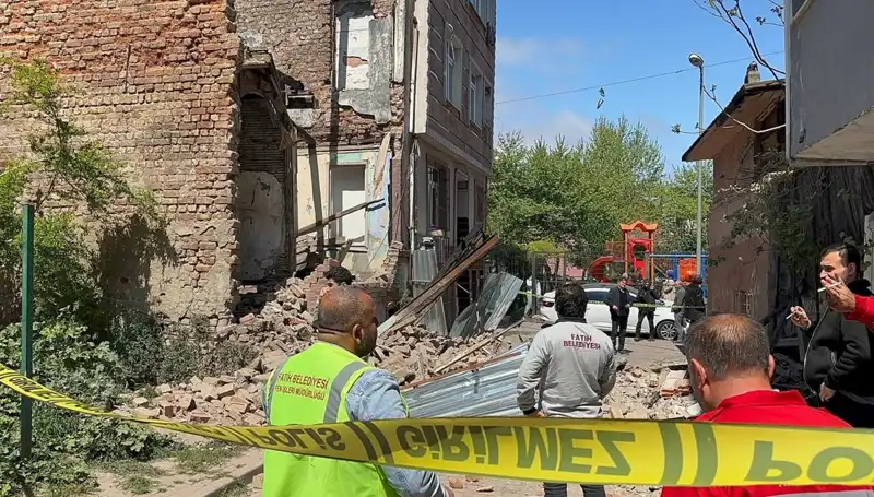 Deprem Sonrası Fatih'te Bir Bina Çöktü: Olay Anında Neler Yaşandı?
