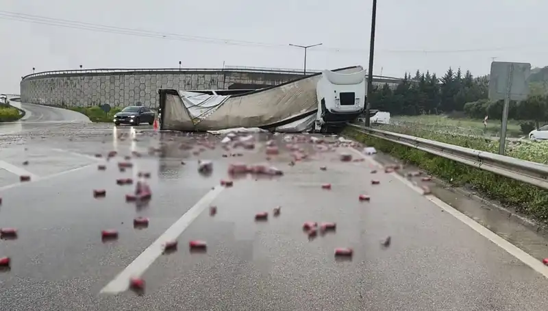 TIR Kazasında İçkiler Yola Saçıldı: İncelemeler Başladı!