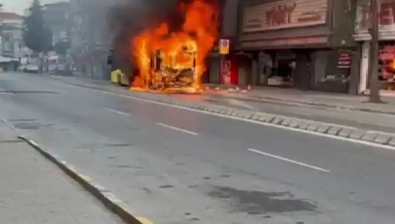Ümraniye'de Korku Dolu Anlar: Aniden Alev Alan Araçlar Vahşet Yarattı