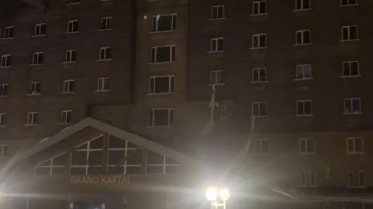 Otel yangınında çarşaflarla kurtulan turistler