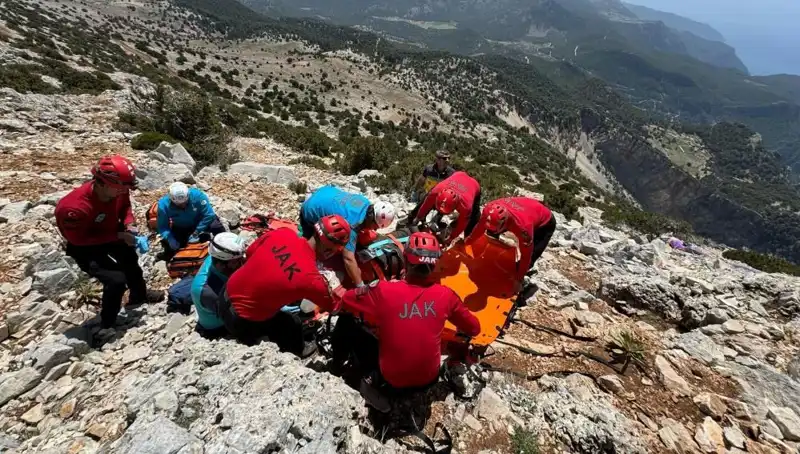 Fethiye'de Parasut Kayalıklara Düşen İki Kişi Hayatını Kaybetti