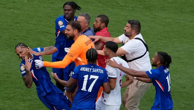 Dev Finalde Şok Eden Anlar: Teknik Direktör ve Futbolcu Arasında Yumruklaşma!