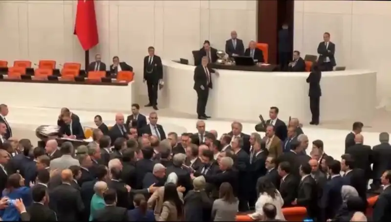 Mecliste Şok! Emekli İkramiyeleri Neden Gündem Oldu?