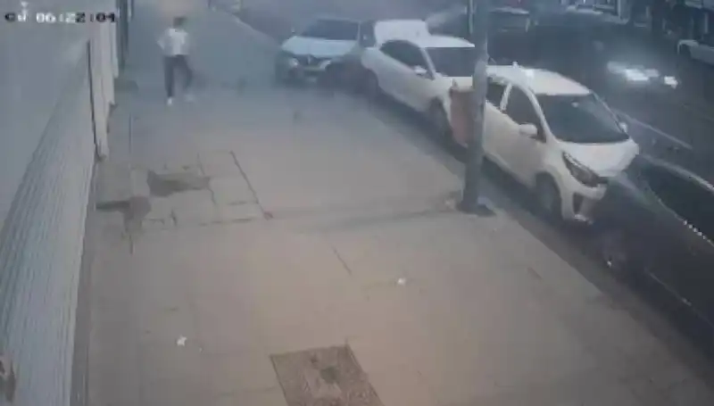 Direksiyon Hakimiyetini Kaybeden Sürücü, Park Halindeki Araçları Teğet Geçti
