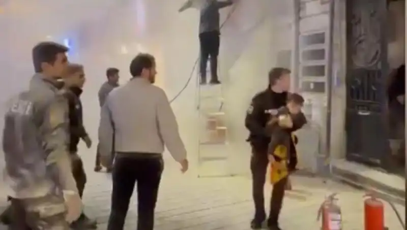 Beyoğlu’nda Yangın Alarmı: Büfede Mahsur Kalan Çocuk Kurtarıldı!
