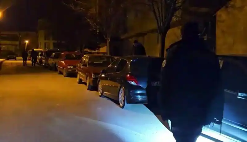 Park Halindeki Araçları Çizen Hırsızlar, Kaçarken Yakalandı!