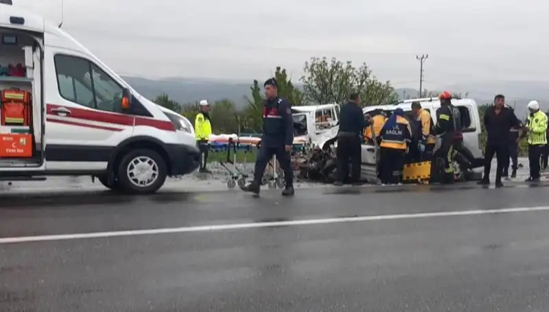Denizli'de Feci Kaza: İki Araç Kafa Kafaya Çarpıştı, Çok Sayıda Yaralı Var!