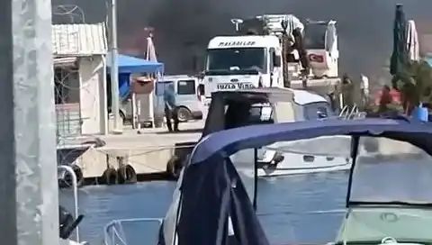 Tuzla'da Balıkçı Barınağında Korkutan Lastik Yangını: Olayın Ayrıntıları
