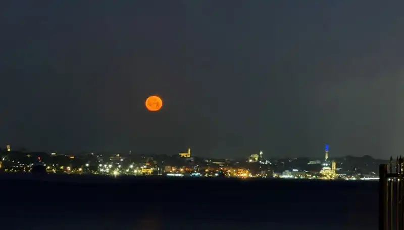 Çilek Dolunayı İstanbul Gökyüzünde Büyüleyici Bir Manzara Yarattı