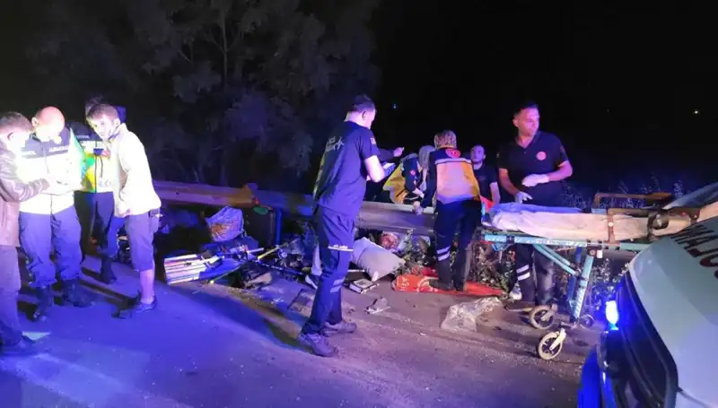 Minibüs Kazasında Eğitimciler Savrularak Hayatlarını Kaybetti