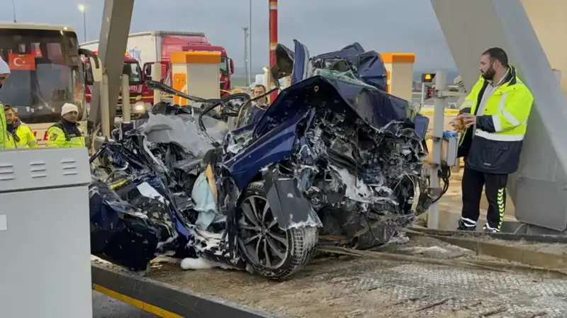 Silivri’de Trafik Kazası: Otomobil Gişe ile Otobüs Arasında Sıkıştı