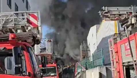 Tuzla'daki Fabrika Yangını: Yangın Kontrol Altına Alındı, Endişe Verici Anlar Yaşandı